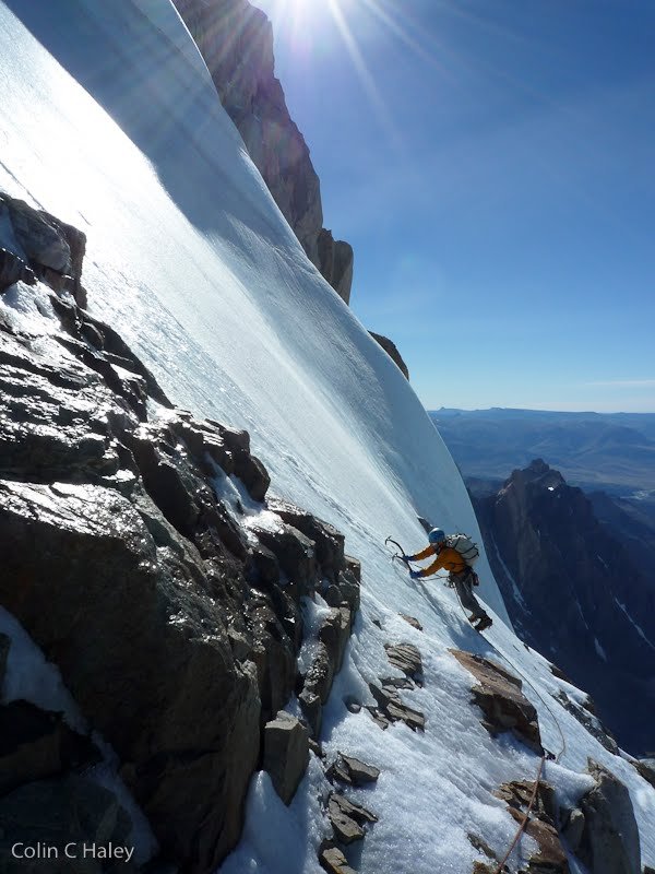 Chad Kellogg на маршруте "The corkscrew" на вершину Cerro Torre (на ее южной стороне)