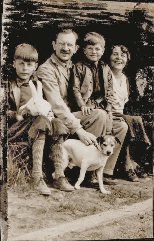 Семья Фреда: Слева направо: Фред Бэки, д-р Клаус Г. Бэки (отец), Хелми (брат), Марта-Мария (мать) и собака Teggy. 1930 год