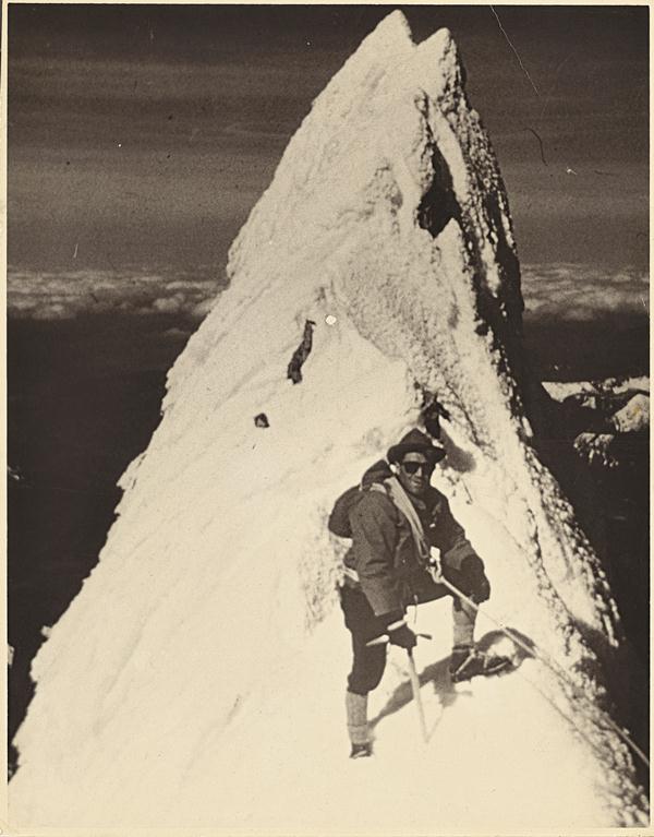 Leo Scheiblehner на  хребте Yocum Ridge вершины Mt. Hood при первом покорении вместе с Фредом Бэкли в 1959 году