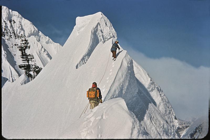 Heinrich Harrer (лидер), Henry Meybohm (идет следом), и Fred Beckey при первом покорении вершины Mt. Deborah в 1954 году. Аляска. Фото: Fred Beckey