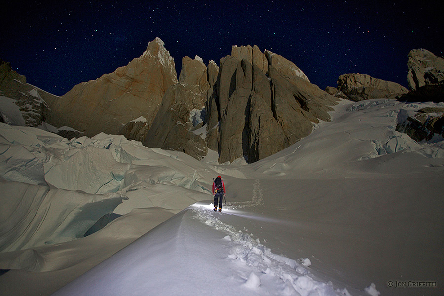 Джон Гриффит (Jon Griffith): Прогулки под полной луной в Серро Торре (Cerro Torre) в Патагонии