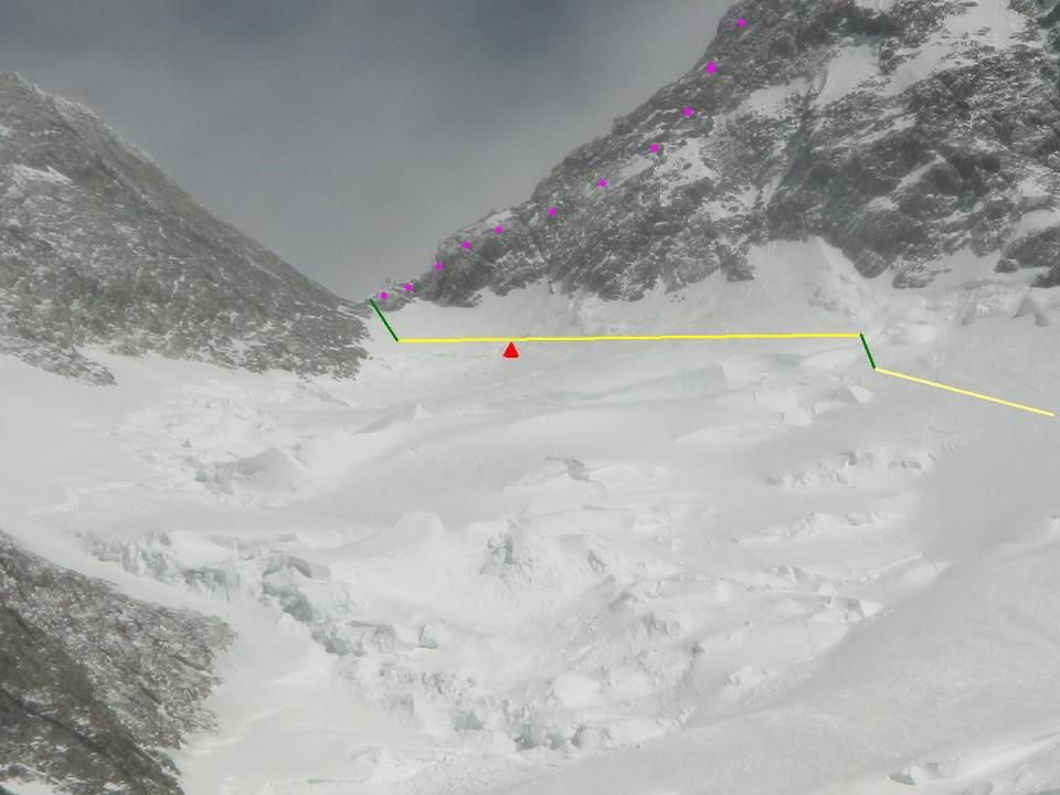 Маршрут от Camp3.  Высота перевала 7900 м, красный треугольник - запланированный лагерь IV на 7600 м фотография: зима 2009
