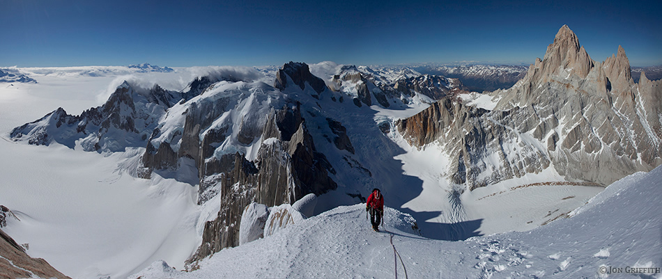 Will Sim чуть ниже вершины Cerro Standhart в Патагонии. Фото Jonathan Griffith