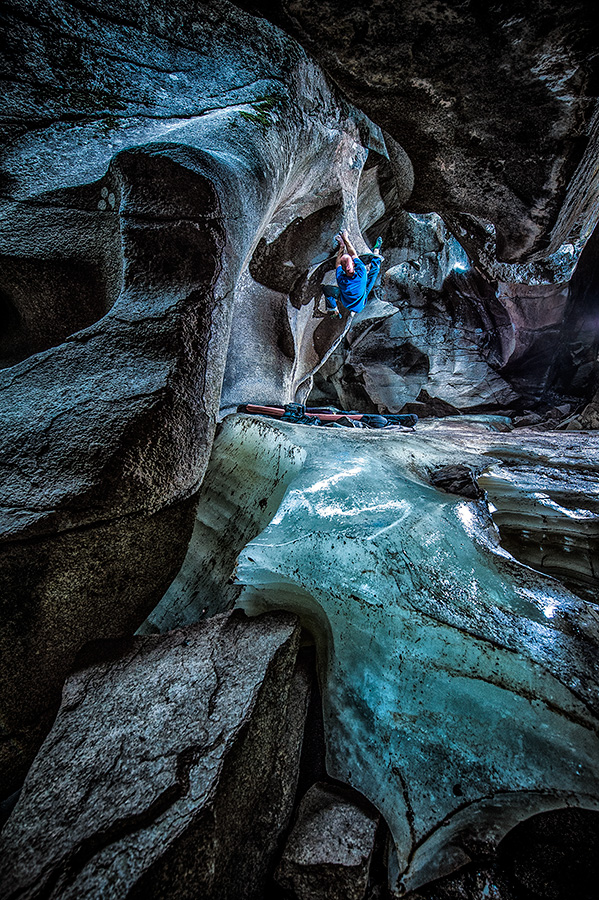 Chris Schulte на боулдеринге "Cobra Commander" (V10) в ледяной пещере (Ice Caves). Фото Keith Ladzinski