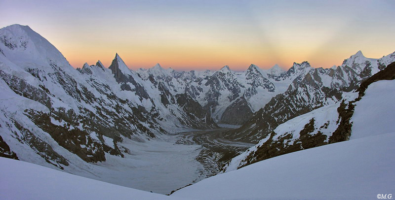 ледник Gondogoro. Лайла Пик  (Laila Peak, 6096 м) слева