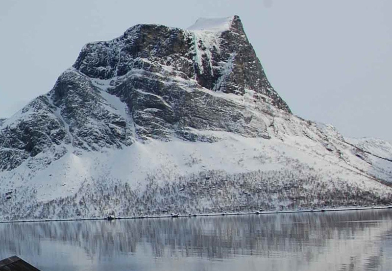 гора на острове Senja с маршрутами Finnkona (слева) и  "Finnmannen" (справа)