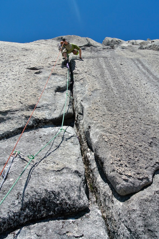  маршрут "Perdidos en el Mundo" (870м, 23 веревки, с ключами 7b+/6c+ ) по северной стене Cerro Walwalun в долине Cochamo (Патагония, Чили) 