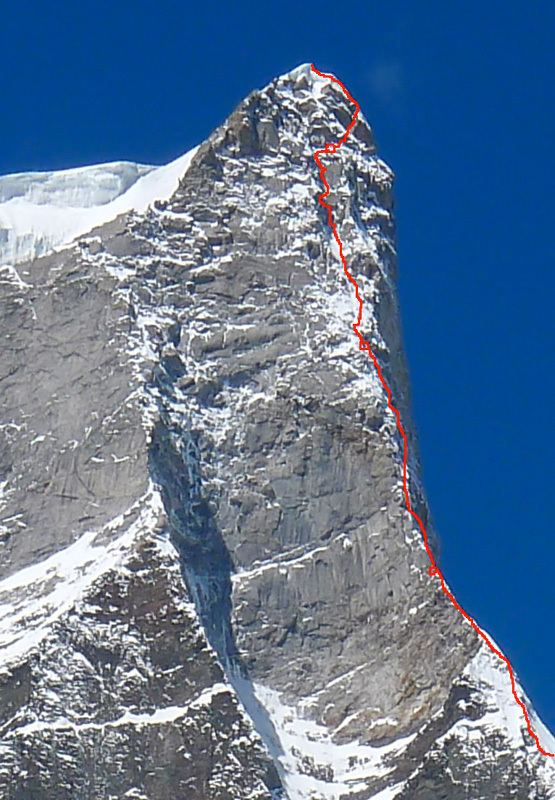 новый маршрут по северной стене пика Shiva (6.142м) с названием "Prow of Shiva". Красные кружки обозначают места ночевок