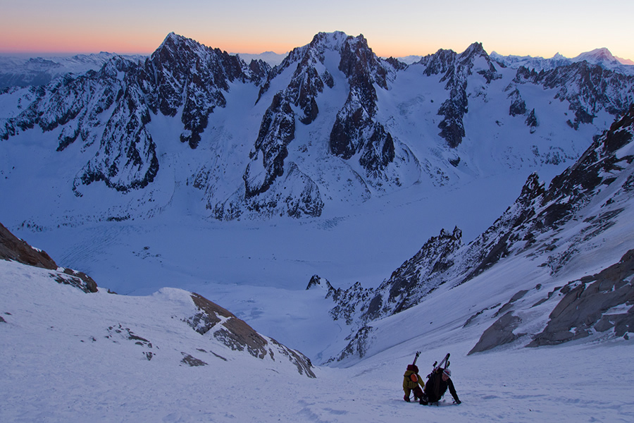  Два швейцарских альпиниста на рассвете в кулуаре Couturier Couloir 