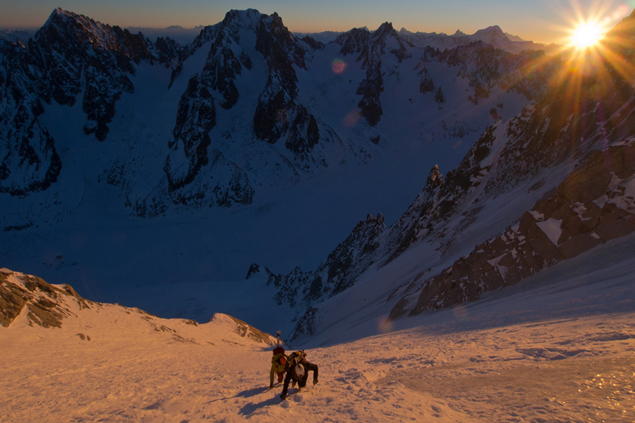  Два швейцарских альпиниста на рассвете в кулуаре Couturier Couloir 
