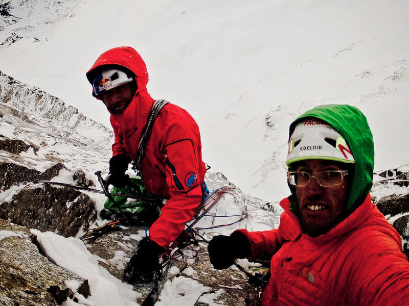 Hansjörg Auer and David Lama на вершине маршрута "Schiefer Riss" на Sagwand 