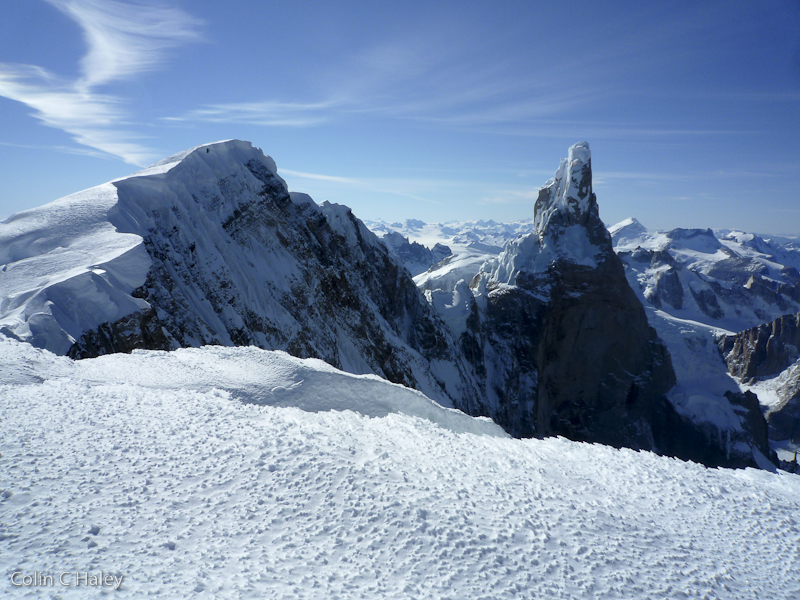 Взгляд на Север на Cerro Adela Central и Cerro Torre с вершины Cerro Adela Sur