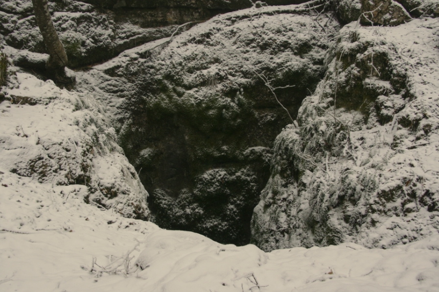 вход в пещеру Кастере, Караби (Крым)