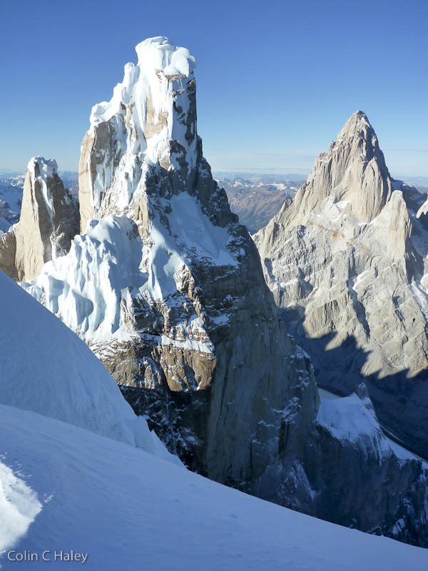 Cerro Torre и Fitz Roy с вершины Cerro Adela Norte, можно увидеть насколько крута Южная стена Cerro Torre 