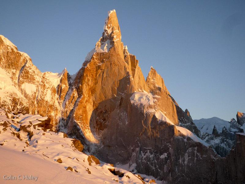  Удивительная Южная стена Cerro Torre в утреннем свете, вид с бивуака