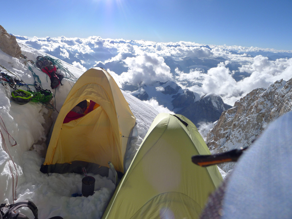 бивуак на 7500 метров на горе   Kamet (7,756 м) по маршруту "Spicy Game" 