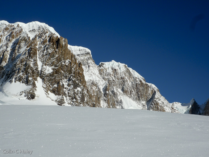 Восточные склоны Cerro Adela, вид с ледника Glaciar Grande Superior