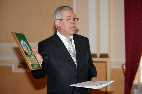 Анатолий Романович демонстрирует сувенир, на котором соседствуют уголь из донбасской шахты и камень с вершины Эвереста