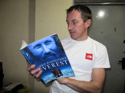 Денис Урубко с книгой Криса Бонингтона "Эверест"
