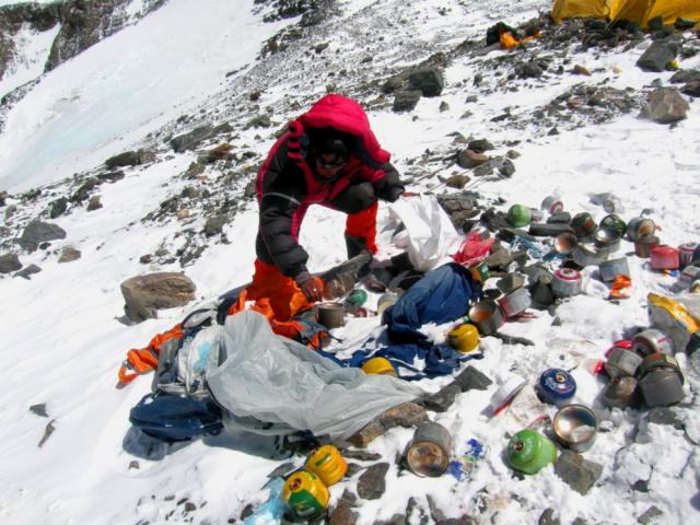 уборка мусора на склонах Эвереста