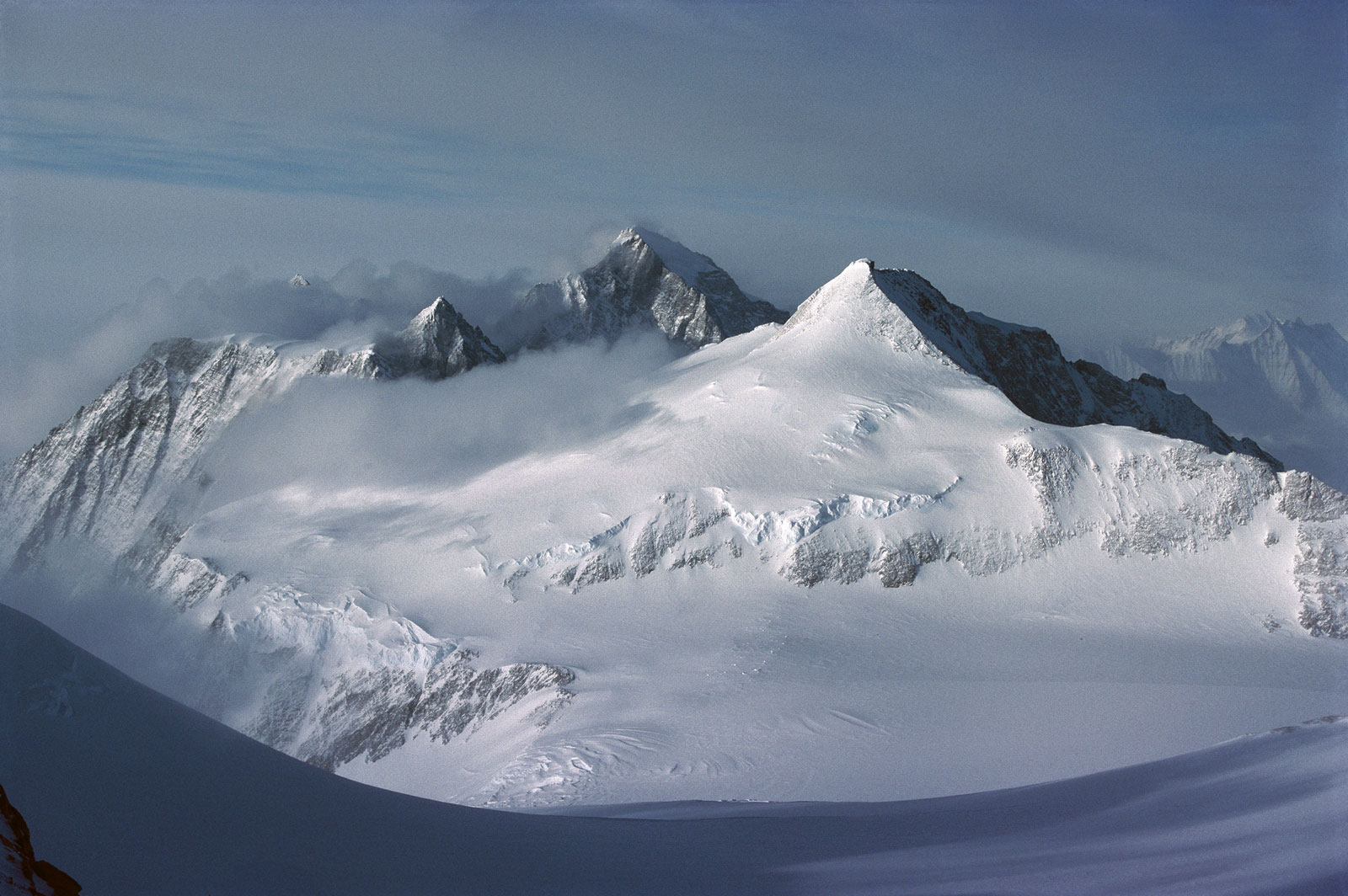 Вершин Mount Tyree (слева) в горном массиве Ellsworth Mountains, Антарктика