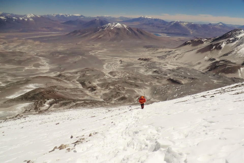  у кратера Охос-дель-Саладо (Ojos del Salado): 6893 м (Пуна, Аргентина - Чили)