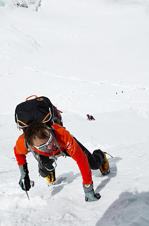  Ули Штек (Ueli Steck) идет на 7500 метров на Эвересте