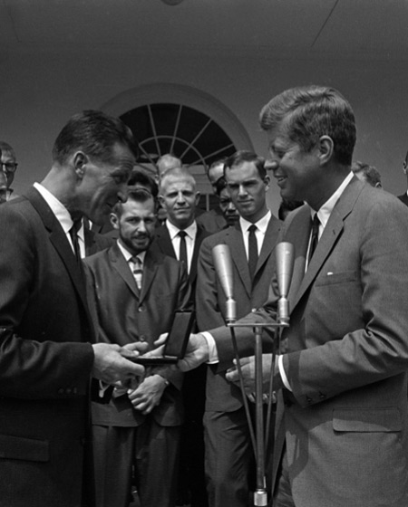  президент Джон Ф. Кеннеди награждает Нормана Диренфурта  наградой Национального географического общества - медалью Хаббарда