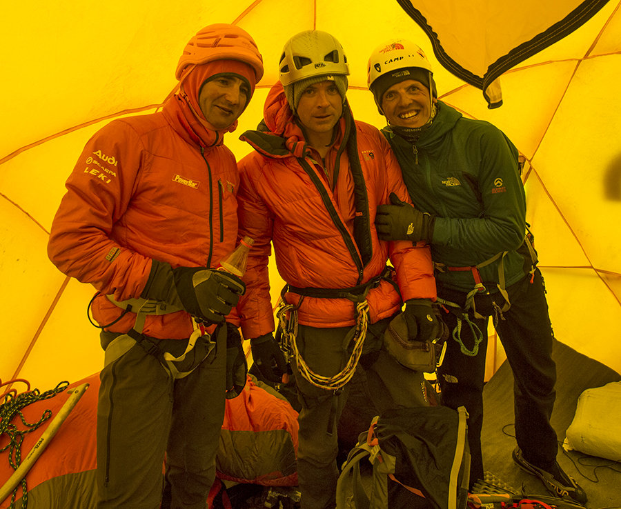 Ули Штек (Ueli Steck), Джонатан Гриффит (Jonathan Griffith) и Симоне Моро (Simone Moro) в Camp2 на Эвересте 