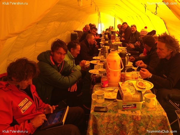 экспедиция клуба "7 вершин" на Эверест. Лагерь АВС (6400 м) на склонах Эвереста