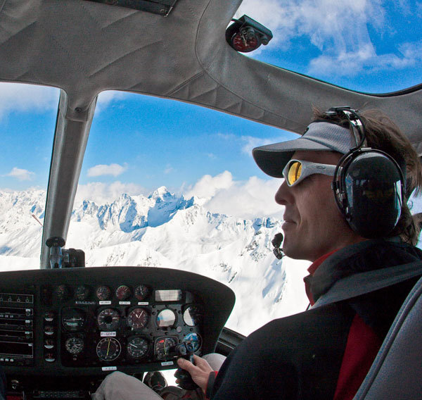 Симоне Моро за штурвалом спасательного вертолета на Эвересте. 2012 год