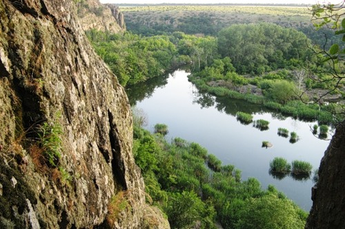 Скалы в каньоне р. Южный Буг (район г. Южноукраинска).