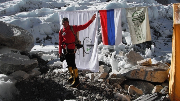 Кентон Коол (Kenton Cool) и Sherpa Dorje Gylgen на церемонии Пуджа на Эвересте 2013 год.