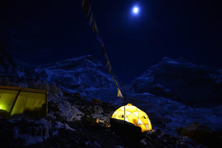 Луна над Базовым лагерем Эвереста. май 2013