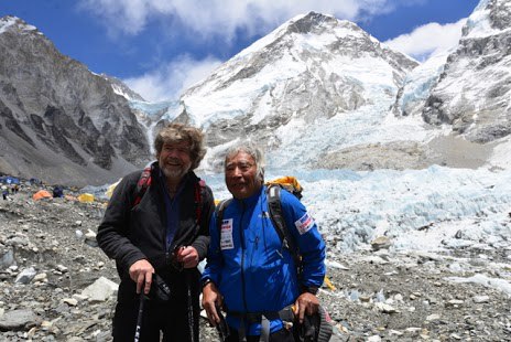 Юичиро Миура (Yuichiro Miura) и Райнхольд Месснер (Reinhold Messner) в Базовом лагере Эвереста