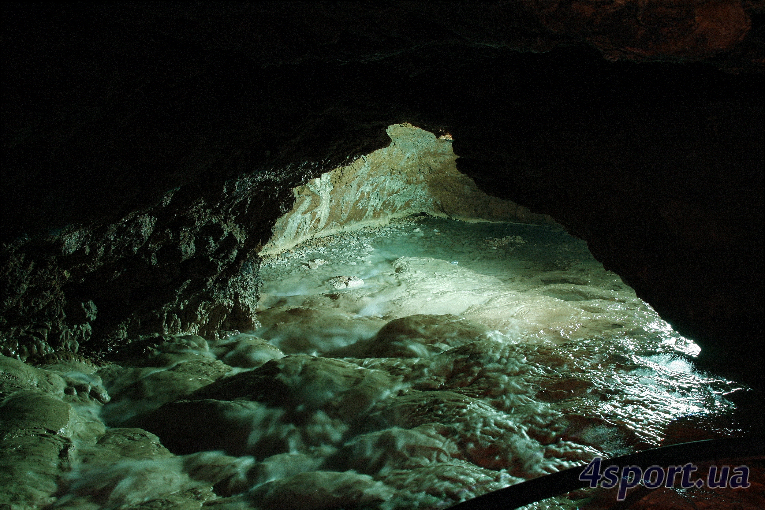 Подземная река в Красной пещере