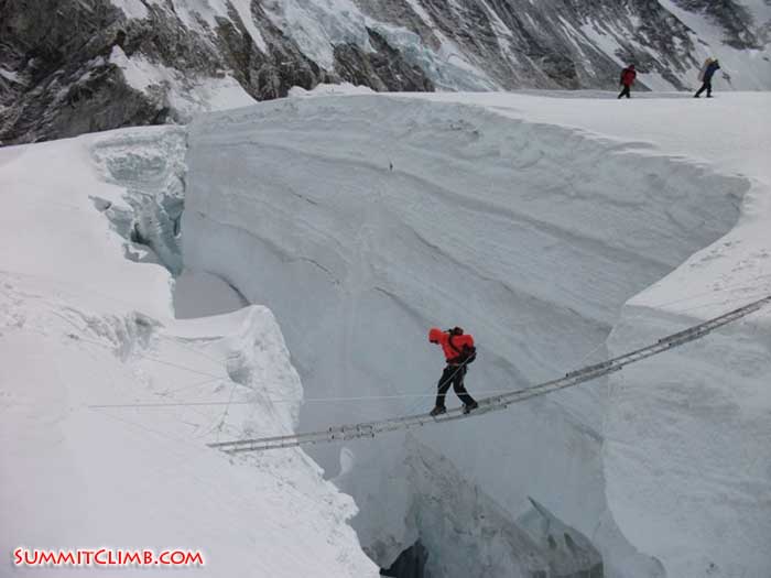 лестница на Ледопаде Кхумбу на Эвересте 