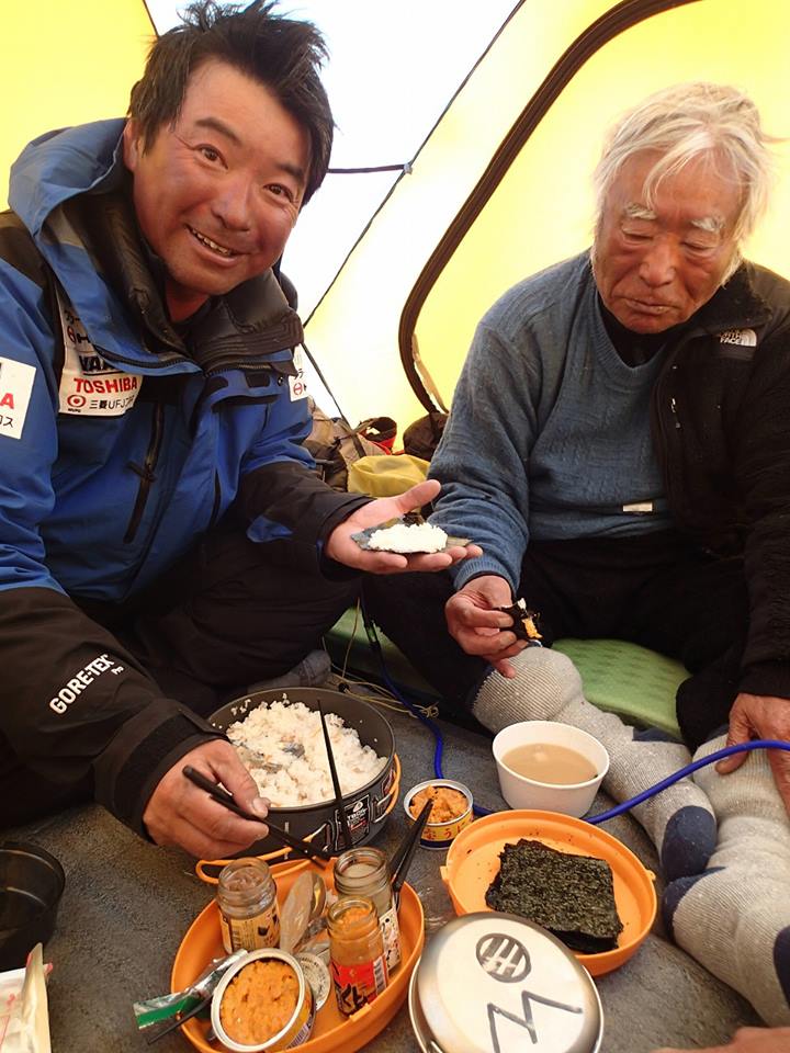 Юичиро Миура (Yuichiro Miura) в высотном лагере Camp4 на отметке в 7980 м. 21 мая 2013 года 