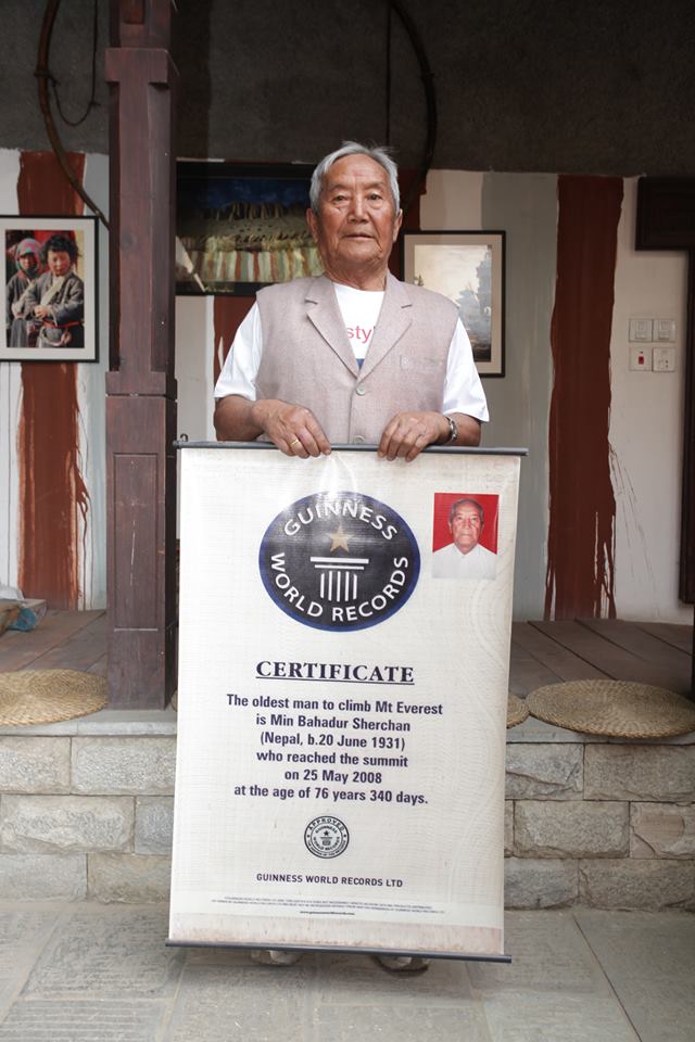Мин Бахадур Шерхан (Min Bahadur Sherchan) с сертификатом книги рекордов Гиннеса