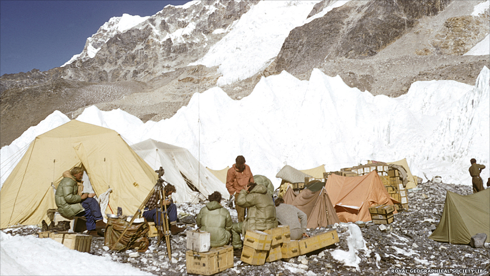 На Евересті встановили сім таборів для того, щоб альпіністи могли пройти акліматизацію.