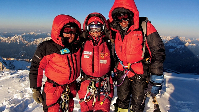 Максут Жумаев (слева) Герлинде Кальтенбруннер, Австрия, и Василий Пивцов, Казахстан на вершине К2.