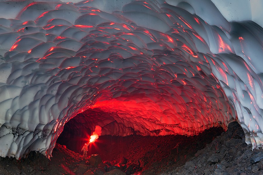 1. Снежная пещера на склонах вулкана Мутновский. Фото © Будьков Денис