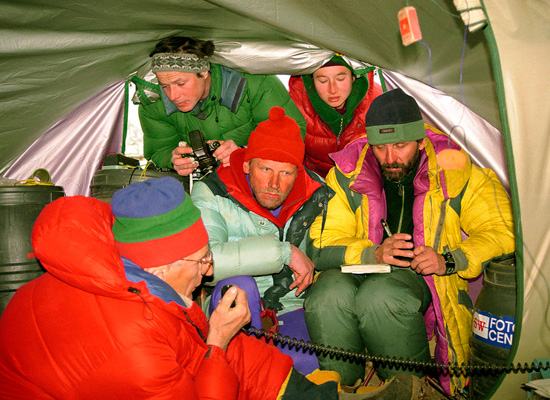 Мачей Павликовски (в середине) в базе зимней экспедиции на Нанга Парбат 1996-1997 г. (фото Богдана Янковского)