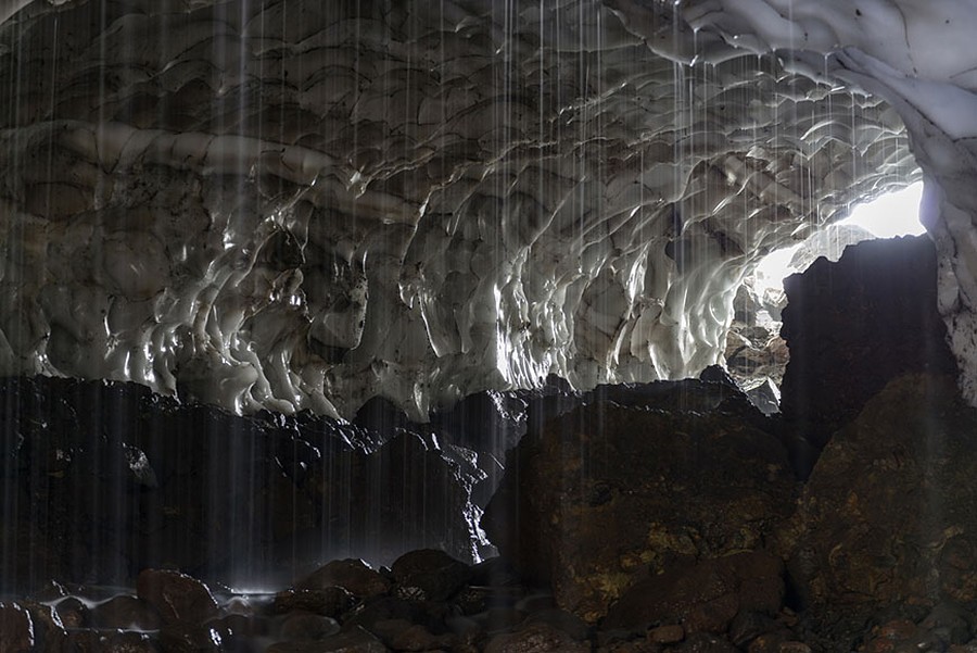 20. На выходе из пещеры путь нам преграждает небольшой метров 5 водопад, но подходить к нему опасно, так как края свода здесь постоянно обваливаются. Фото © Martin Rietze