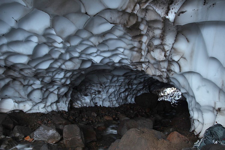 21. Но проблему решает небольшой побочный выход через который мы и вылезаем из пещеры. Фото © Marc Szeglat