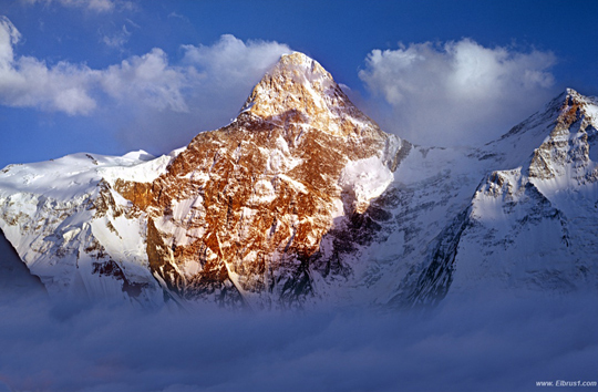 пик Хан-Тенгри (7010 м) - высочайшая вершина Казахстана