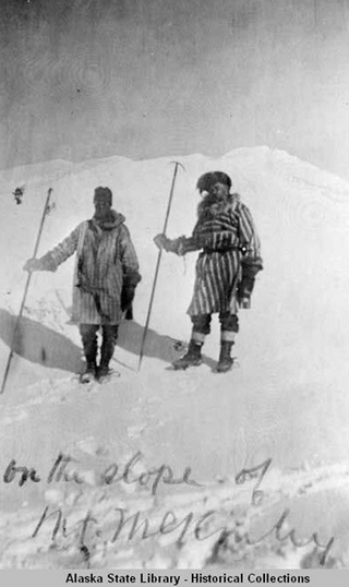  Charlie McGonagall и Tom Lloyd на отметке 4870 м у высотного лагеря. Экспедиция "Кислое Тесто" (Sourdough expedition) на Мак-Кинли 1910 г 