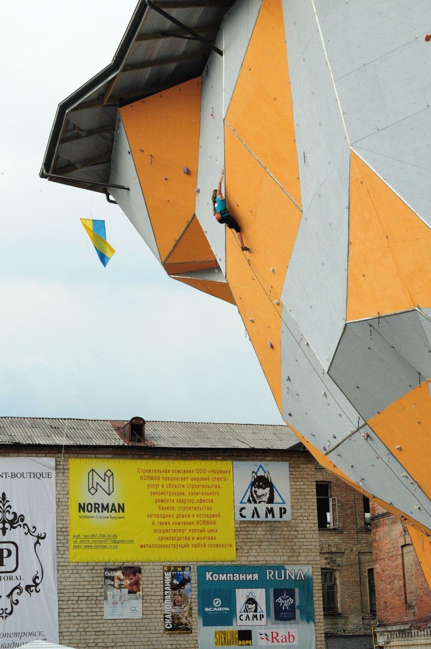 В Днепропетровске открылся самый большой скалодром в Украине (ФОТО)