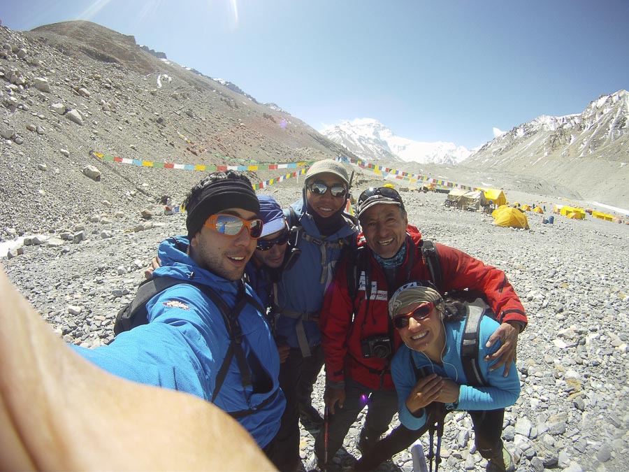  Иван Вальехо (Iván Vallejo) и участники экспедиции "Мы - Эквадорцы" у Северной стены Эвереста. 2013 год