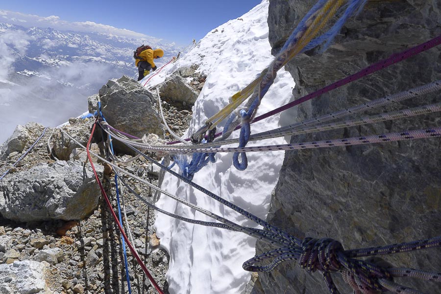 Стационарные перила установленные различными экспедициями на Эвереста с Северной стороны